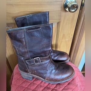 Women’s CAT Caterpillar boots
sz 7 1/2
leather upper
preowned 
very good